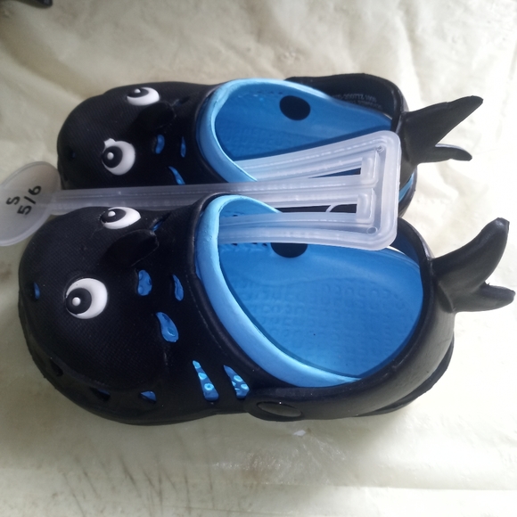 Black shark clogs size small 5/6 ( box AS ) - Picture 2 of 4
